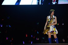 昨年4月の日本ガイシホール公演より、サックス演奏を披露する矢神久美。 (C)AKS