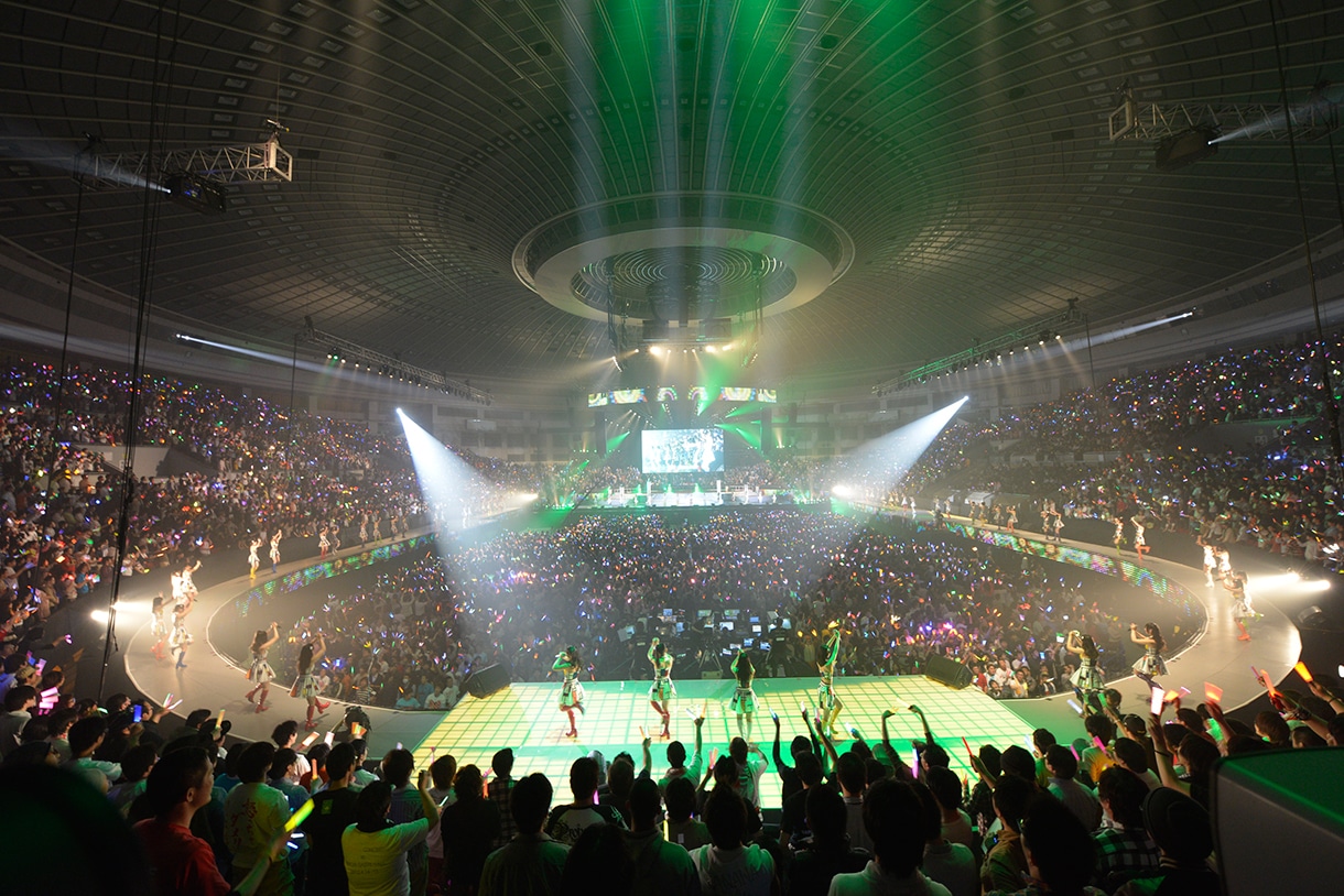 昨年4月の日本ガイシホール公演より、「1！2！3！4！ ヨロシク！」を歌うSKE48。 (C)AKS
