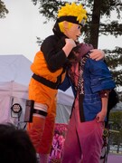 泣いているRYUJIを抱きしめるNARUTO。