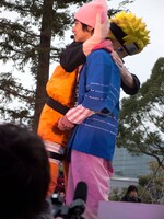 泣いているTo-iを抱きしめるNARUTO。