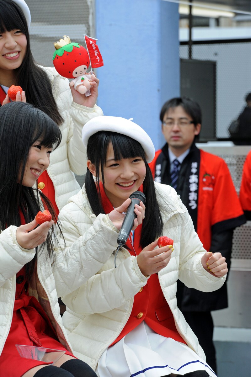 「博多あまおう」の歌を歌いだした瑞稀もえ。