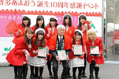 全農福岡県本部長の波多江淳治氏とLinQメンバーで記念撮影