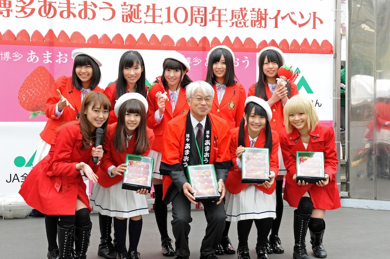 全農福岡県本部長の波多江淳治氏とLinQメンバーで記念撮影