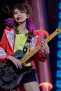 SCANDALの大阪城ホールワンマンライブで歌うHARUNA(Vo, G)。