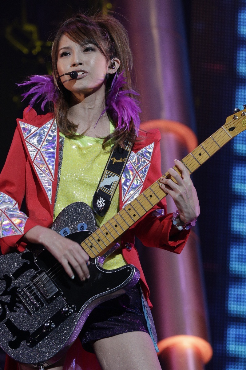 SCANDALの大阪城ホールワンマンライブで歌うHARUNA(Vo, G)。