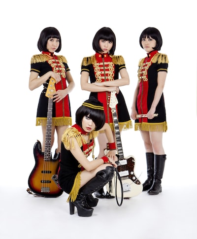 ジュリエッタ霧島（写真左端）加入後初となるキノコホテルの最新アーティスト写真。