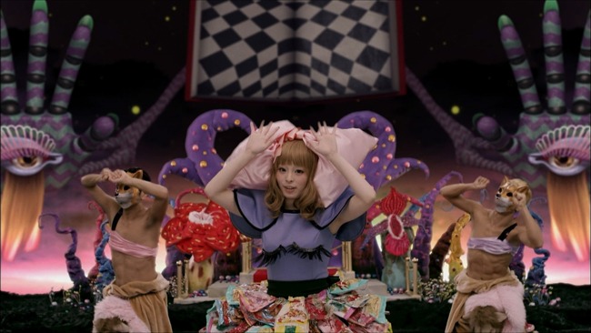 田向潤が監督したきゃりーぱみゅぱみゅ「つけまつける」ビデオクリップのワンシーン。