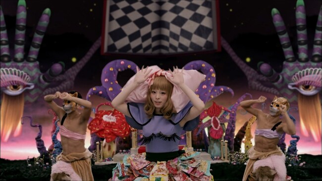 田向潤が監督したきゃりーぱみゅぱみゅ「つけまつける」ビデオクリップのワンシーン。