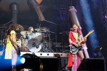 SCANDALの大阪城ホールワンマンライブの様子。