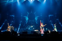 SCANDALの大阪城ホールワンマンライブの様子。