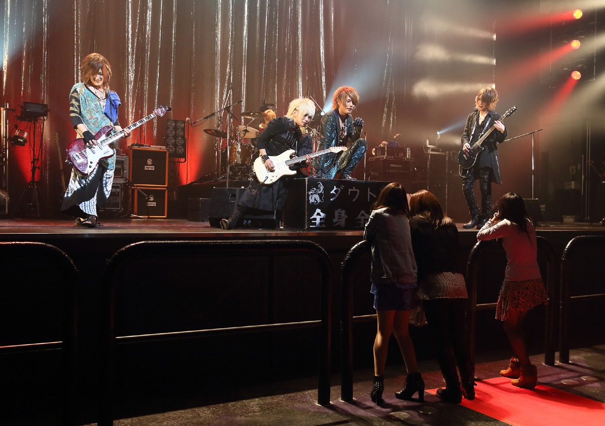 キャパ約1300人という広い会場を贅沢に使って行われた「5minute SPECIAL MEMORIAL LIVE『SONG FOR YOU』」の模様。