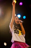 ライブで歌う井上苑子。