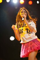 ライブで歌う井上苑子。