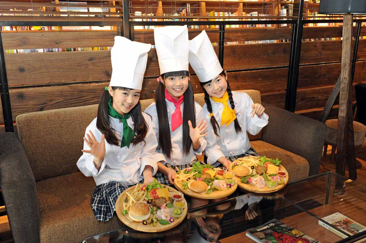 ハンバーガーの具材が盛られたプレートを前に微笑むミニパティ。