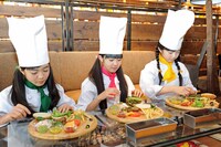 実際にハンバーガー作りを始めるミニパティ。