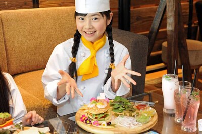 ハンバーガーを完成させた水野由結。