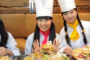 ハンバーガーを完成させた田口華。