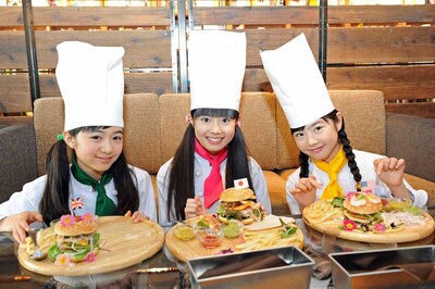 完成したハンバーガーを披露するミニパティの菊地最愛、田口華、水野由結（左から）。