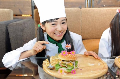 ハンバーガーを完成させた菊地最愛。