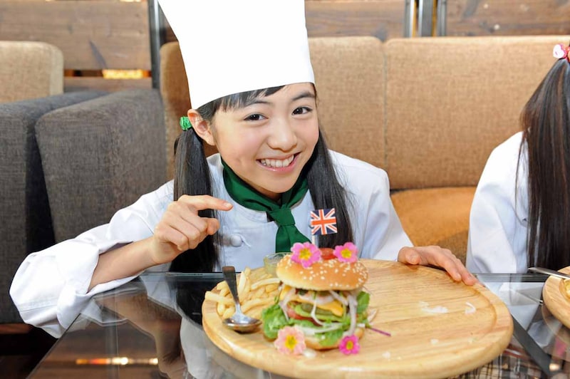 ハンバーガーを完成させた菊地最愛。