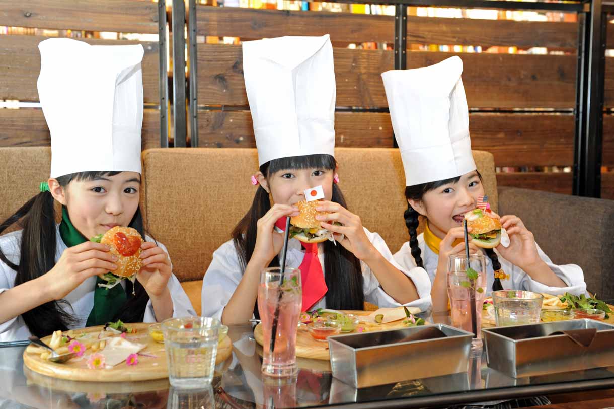 自分たちで作ったハンバーガーを実際に試食するミニパティ。