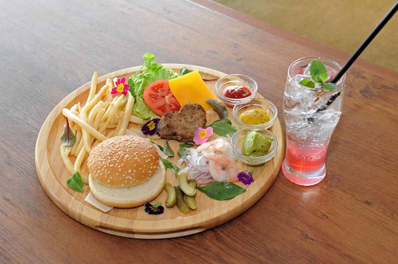 メニューとして提供される「ミニパティ ミラクル パティフル ハンバーガー手作り最強 好きな具を重ねようハンバーガープレート召し上がれ▽」と「さくらパチパチソーダ」。（▽はハートマーク）