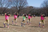 代々木公園でパフォーマンスを披露するTEMPURA KIDZ。