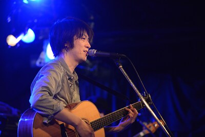 高橋徹也（写真はワンマンライブ「First Lady and Coffin 2013」の様子）