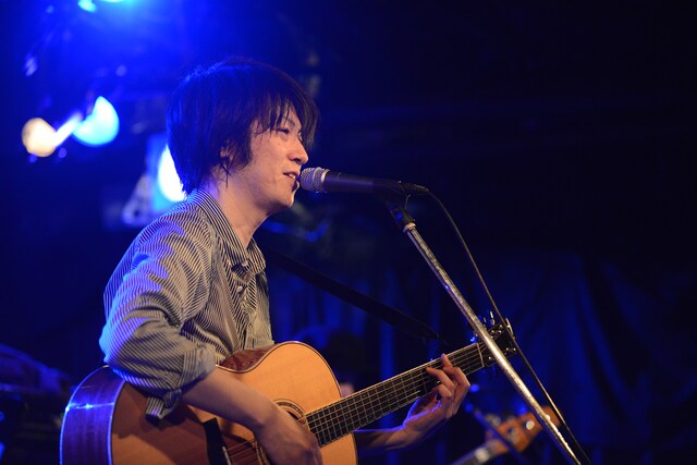 高橋徹也（写真はワンマンライブ「First Lady and Coffin 2013」の様子）