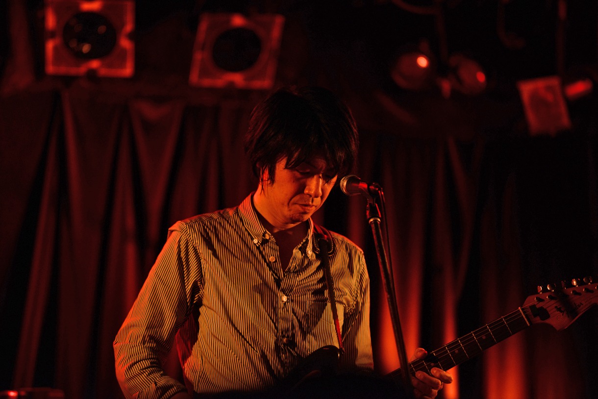 高橋徹也（写真はワンマンライブ「First Lady and Coffin 2013」の様子）