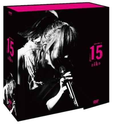 aiko「15」立体ビジュアル。ロックな雰囲気漂うモノクロのライブ写真が目印だ。