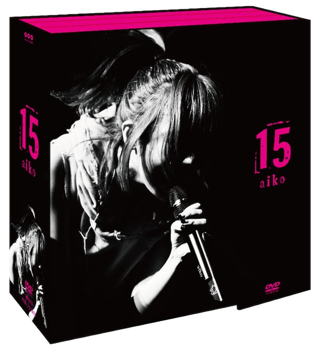 aiko「15」立体ビジュアル。ロックな雰囲気漂うモノクロのライブ写真が目印だ。