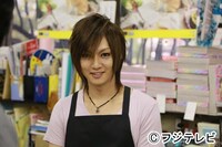 書店員役を演じる喜矢武豊。