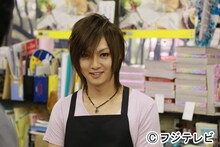 書店員役を演じる喜矢武豊。