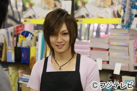 書店員役を演じる喜矢武豊。
