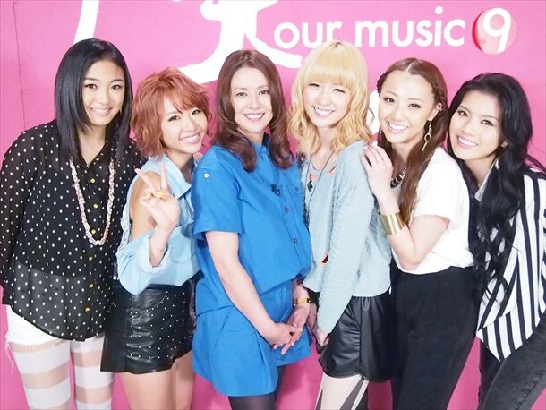 トーク収録後の小泉今日子(写真左から3番目)とE-girlsの成人メンバーたち。