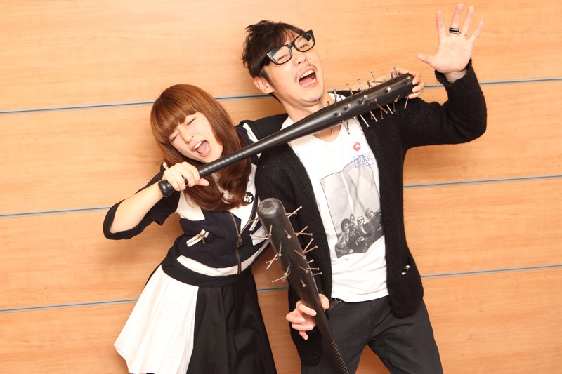 取材時、ノリノリで写真撮影に応じてくれたプー・ルイ（写真左）と日高央。