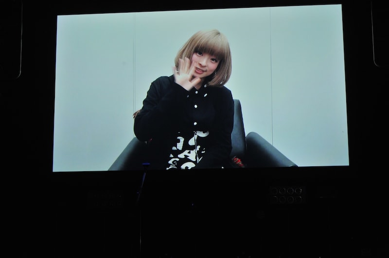 ビデオメッセージで喜びを表したきゃりーぱみゅぱみゅ。