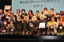 CDショップ店員に囲まれるMAN WITH A MISSION。