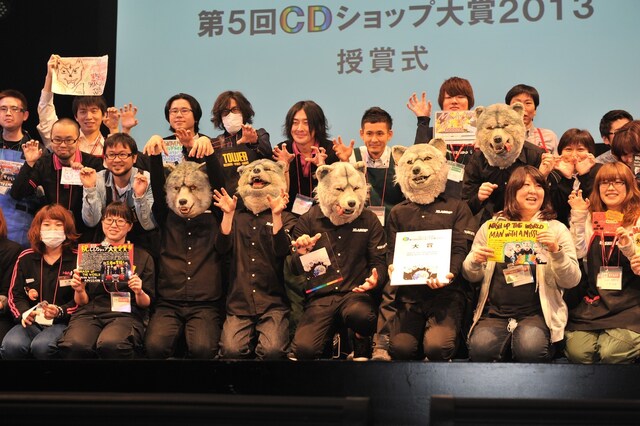 CDショップ店員に囲まれるMAN WITH A MISSION。