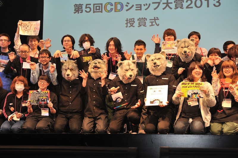 CDショップ店員に囲まれるMAN WITH A MISSION。