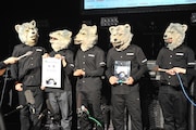 囲み取材を受けるMAN WITH A MISSION。
