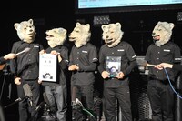囲み取材を受けるMAN WITH A MISSION。