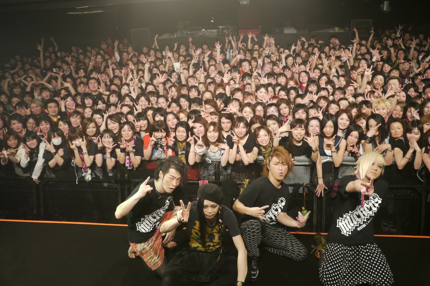 アンコールで撮影されたオーディエンスとの記念写真。