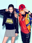 水原希子（左）とVERBAL（右）