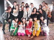 「行くぜっ!怪盗少女」の演奏陣とももいろクローバーZ。