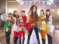 「猛烈宇宙交響曲・第七楽章『無限の愛』」収録時のマーティ・フリードマン（写真右から3番目）とももいろクローバーZ。