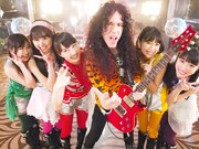 「猛烈宇宙交響曲・第七楽章『無限の愛』」収録時のマーティ・フリードマン（写真右から3番目）とももいろクローバーZ。