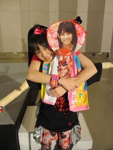 秋本帆華の雑なマネキンに抱きつく安藤ゆず。