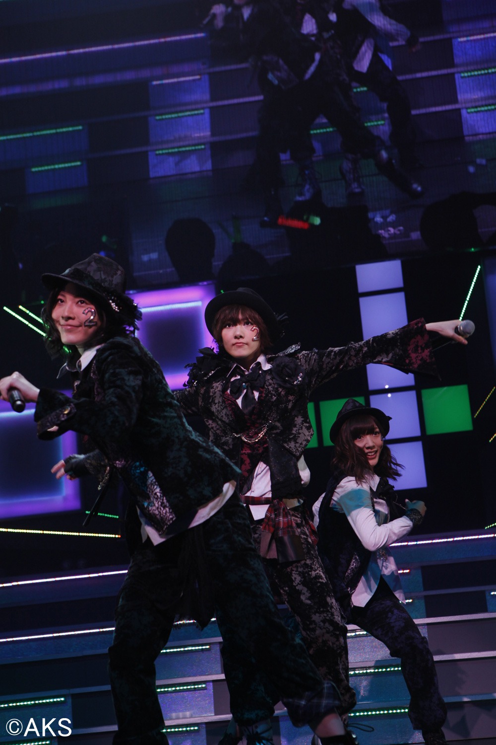 「AKB48 リクエストアワー セットリストベスト100 2013」4日目の様子。2位「奇跡は間に合わない」を披露する野中美郷、宮澤佐江、松井珠理奈。